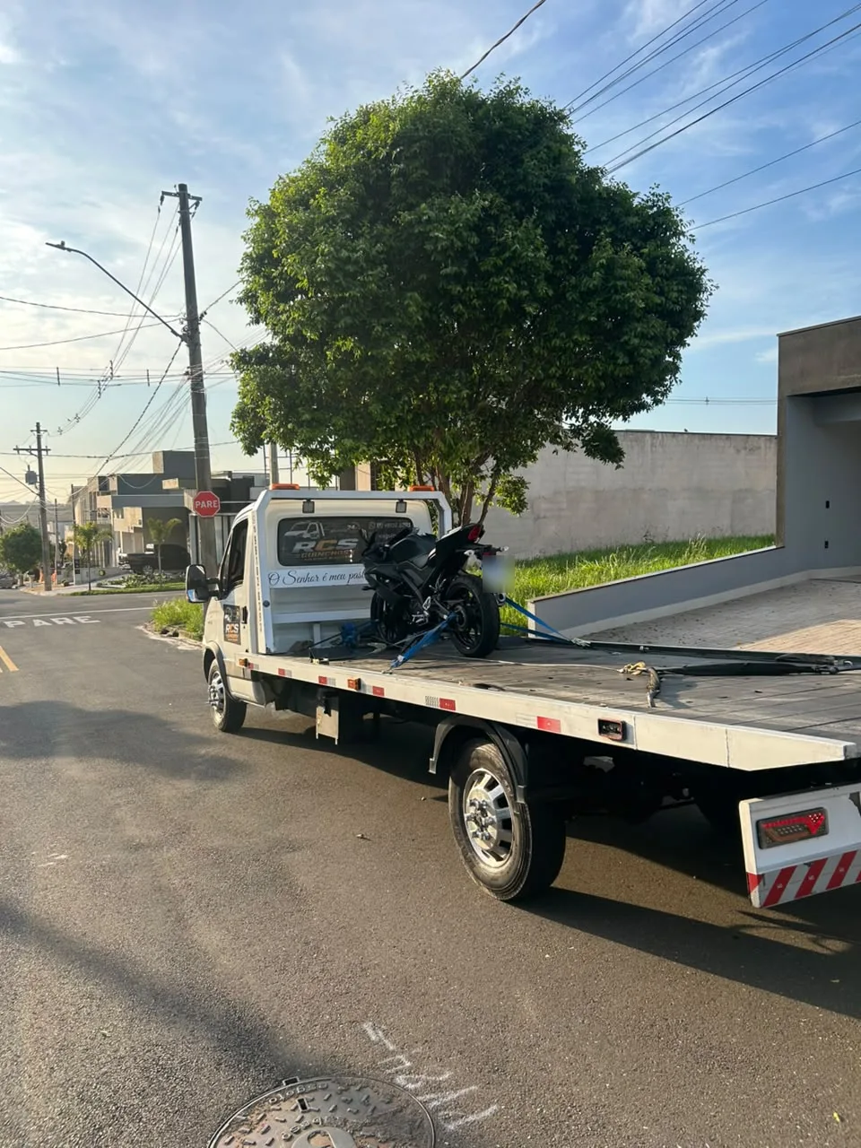 Motocicleta fixada com cintas na plataforma do guincho da RCS